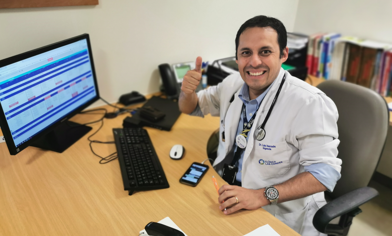 Doctor using the rFlex app